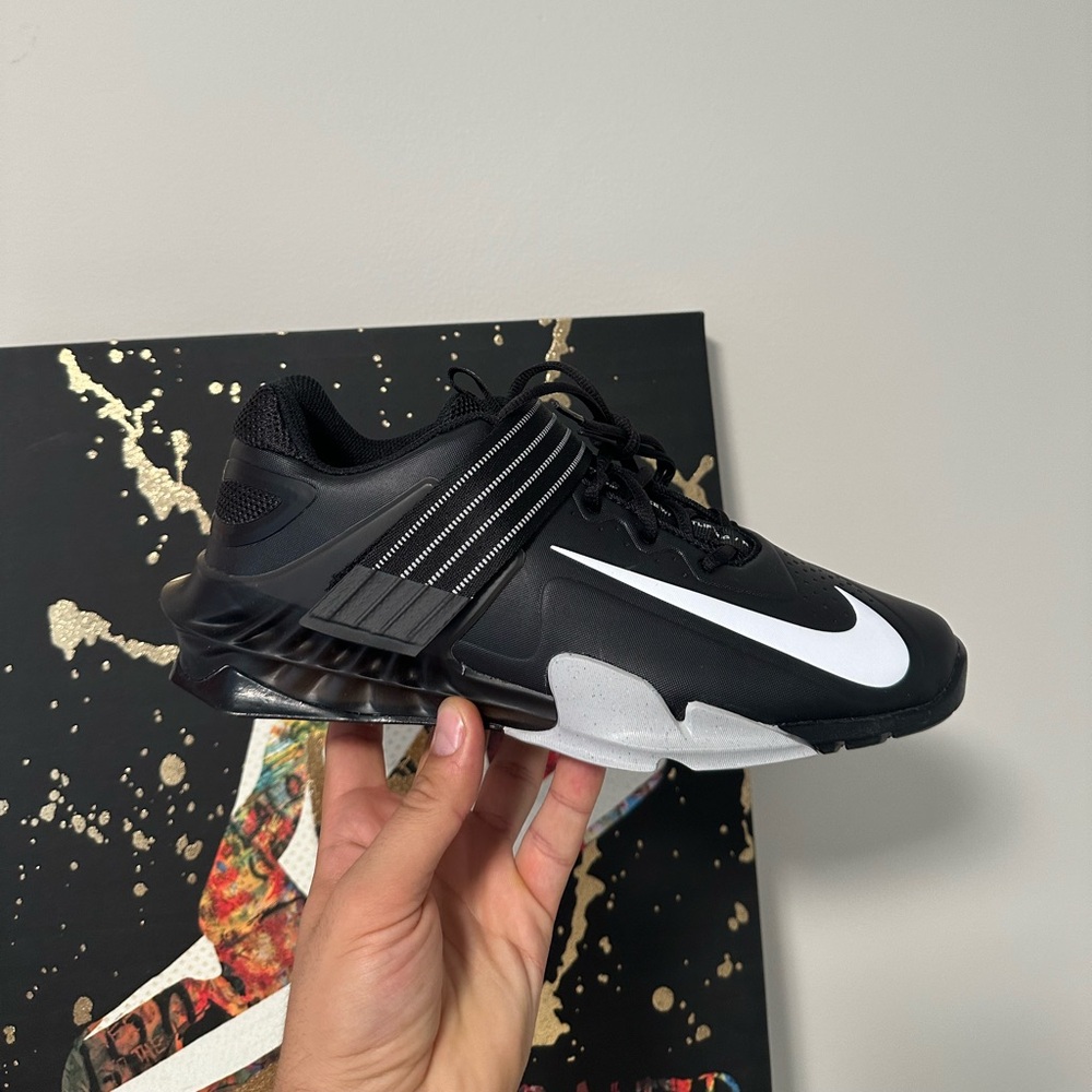 NIKE SAVALEOS is man 9 , woman 10.5